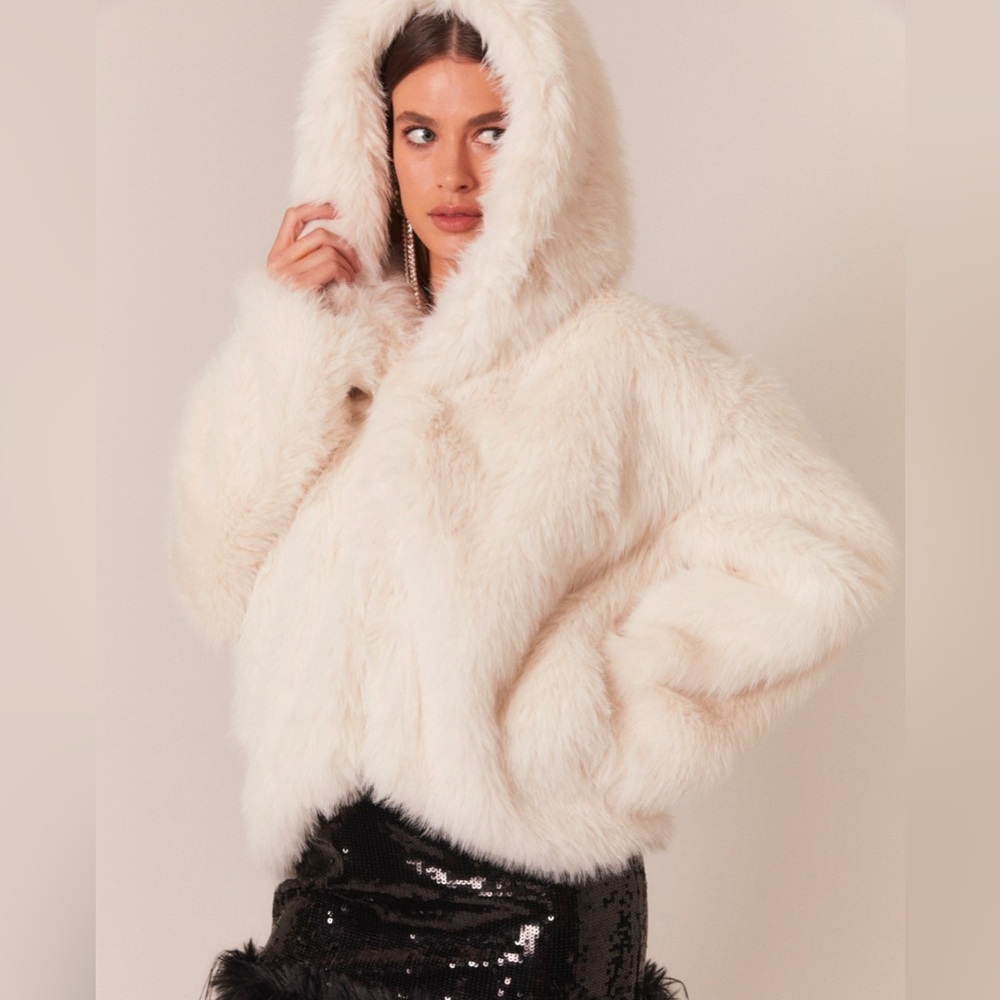 Bardot White Faux Fur Mobwife Jacket NWT - Picture 2 of 9
